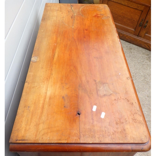 746 - A Victorian mahogany chest of drawers, 111cm wide, missing handles, splits a/f