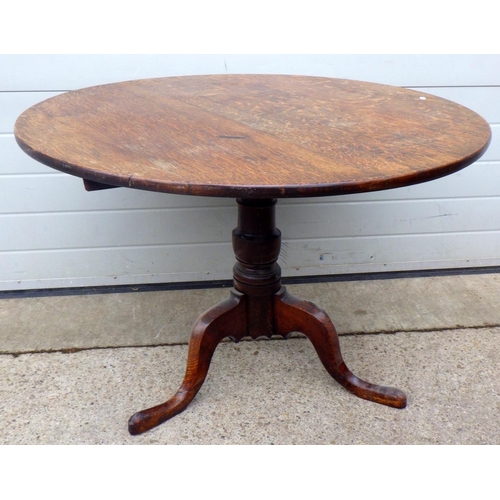 747 - A 19th cen oak tripod table 100cm across