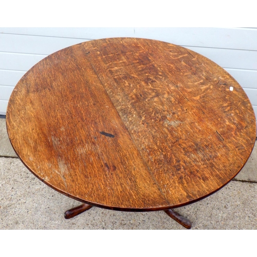 747 - A 19th cen oak tripod table 100cm across