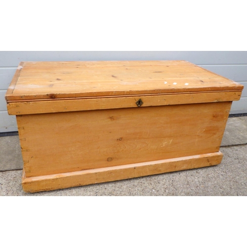 752 - A stripped pine blanket box, 96cm long