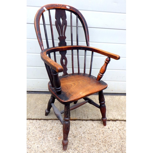 756 - A 19th cen child's Windsor chair, a/f repair