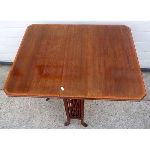 767 - An Edwardian mahogany & satinwood banded Sutherland table, 69cm across