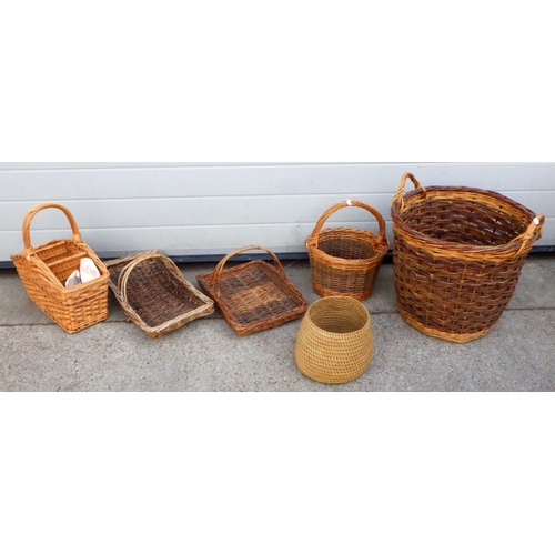 768 - A qty of various baskets (6)