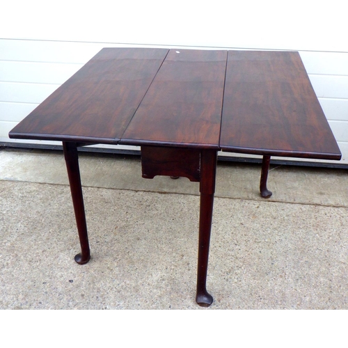 770 - A Geo III mahogany drop leaf table on pad feet, 108cm across