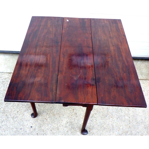 770 - A Geo III mahogany drop leaf table on pad feet, 108cm across