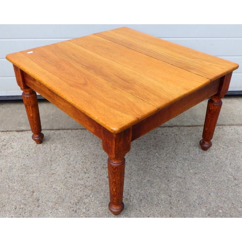 771 - An oak coffee table on turned legs, 76x77cm