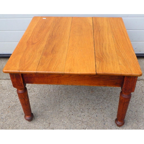 771 - An oak coffee table on turned legs, 76x77cm