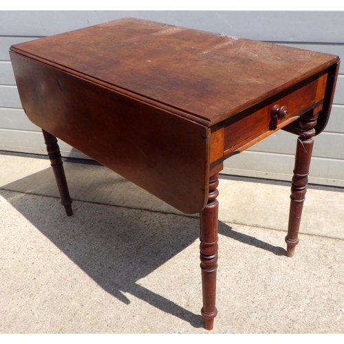 782 - A 19th cen mahogany Pembroke table on turned legs, 92cm long