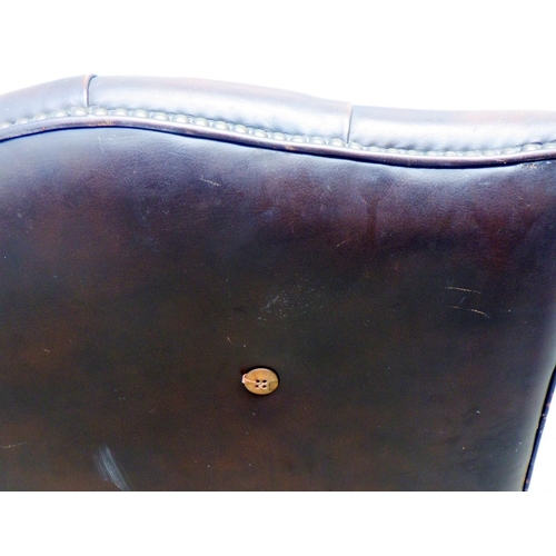 846 - A leather button back office chair AF