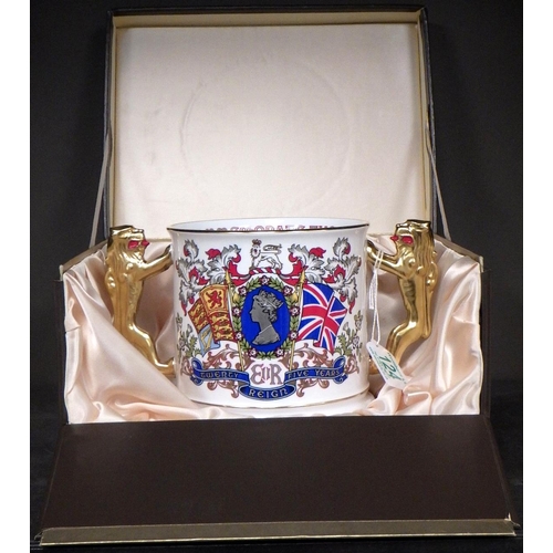 124 - A Paragon China 1977 Silver Jubilee loving cup, numbered 679 / 750.  In presentation box.