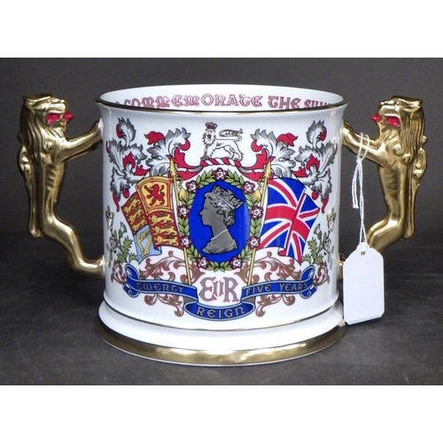 124 - A Paragon China 1977 Silver Jubilee loving cup, numbered 679 / 750.  In presentation box.