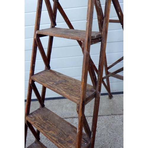 654 - A set of vintage steps, display purpose only