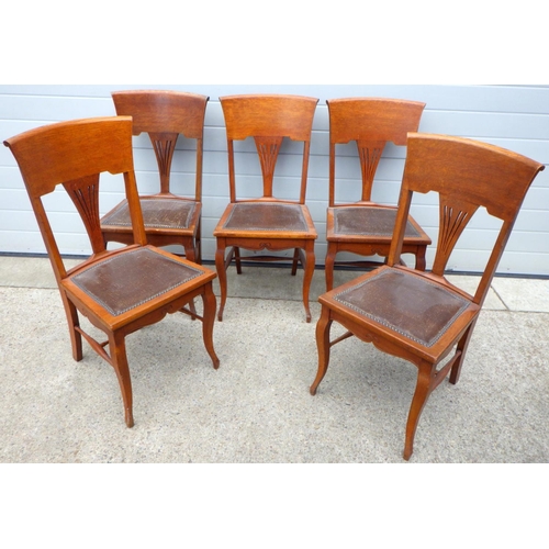 661 - Five oak Arts & Crafts dining chairs (5)