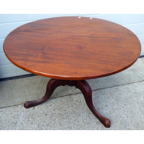 712 - A 19thC cut down circular tri-pod table