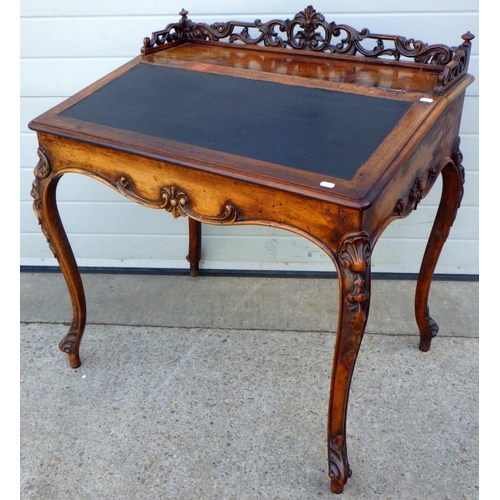 717 - A 19thC walnut cabriole leg desk 87cm wide