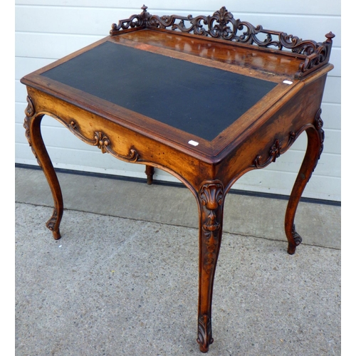 717 - A 19thC walnut cabriole leg desk 87cm wide