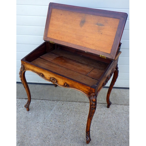 717 - A 19thC walnut cabriole leg desk 87cm wide