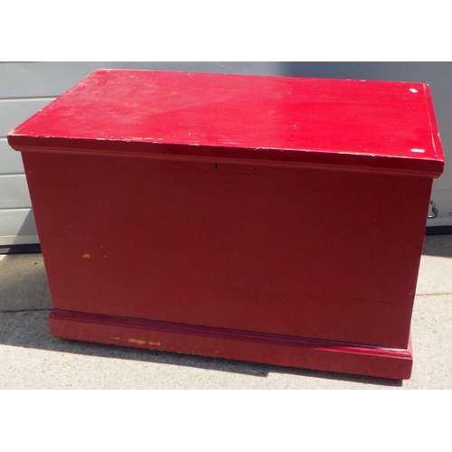 744 - A painted pine box 95 x 62cm