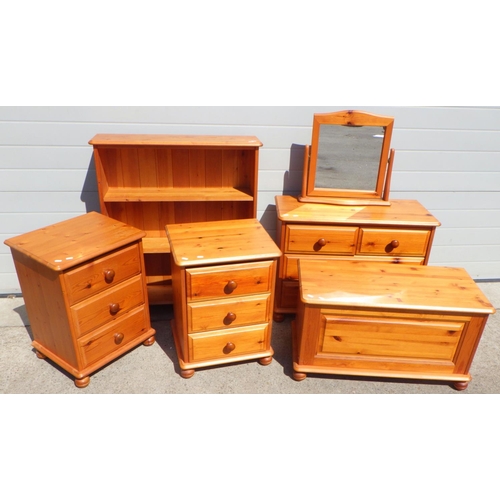 765 - A group of pine bedroom furniture to inc chest, pr bedside chests, box, shelves and a mirror