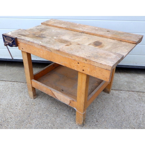 782 - A small work bench with vice