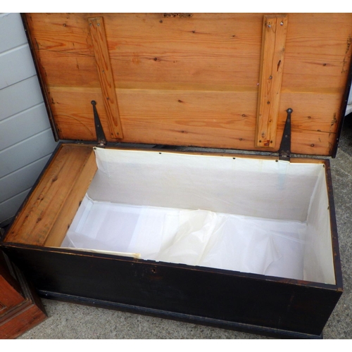 783 - A 19thC pine blanket box together with a pine cupboard 100 cm wide (2)