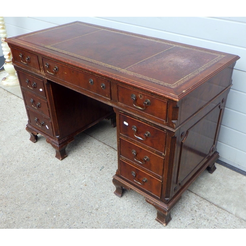 789 - A reproduction leather top desk (missing handle) 122cm wide