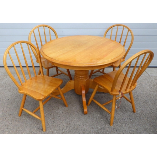 800 - A circular hardwood dining table and 4 chairs 105cm diameter (5)