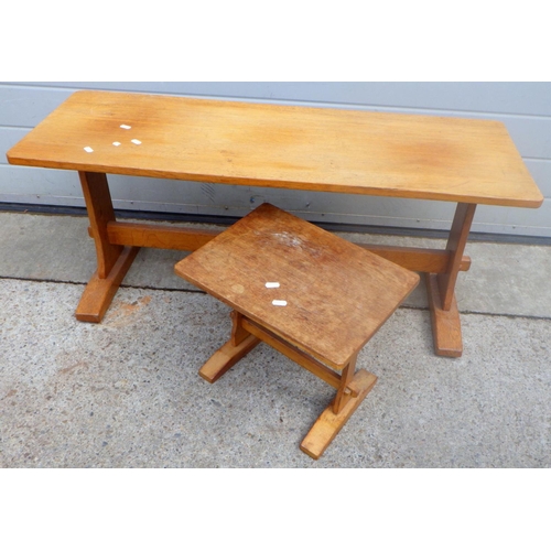 814 - An oak rectangular coffee table 107cm long together with a small side table (2)