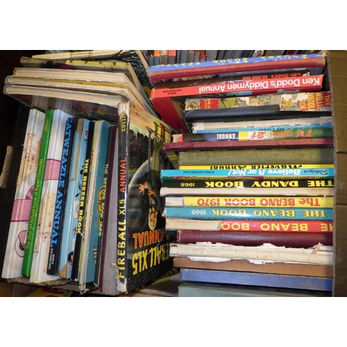 826 - A large group  of vintage children's annuals etc