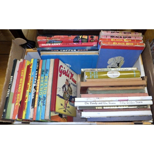 828 - A large group of vintage children's annuals etc (3)
