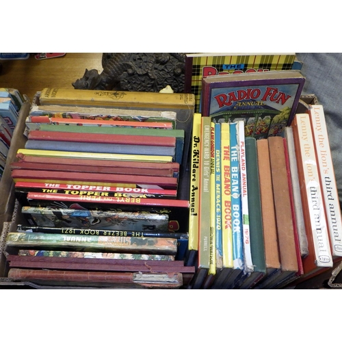 828 - A large group of vintage children's annuals etc (3)