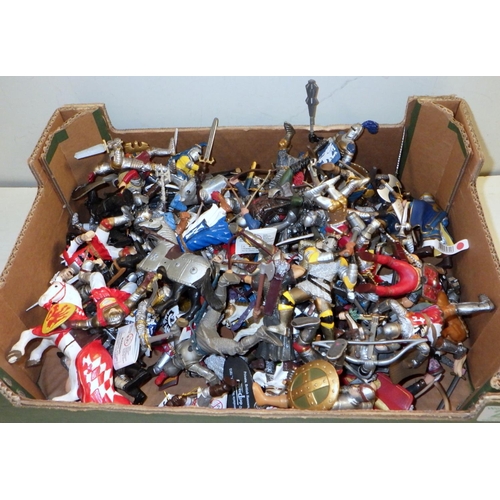 263 - Various modern toy soldier figures