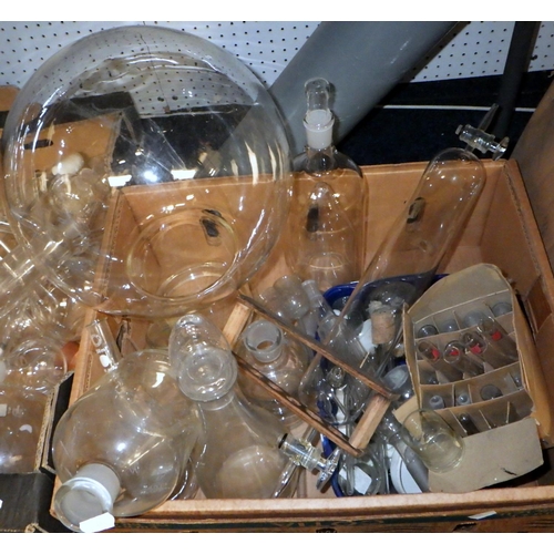 342 - A collection of scientific / lab glassware.  (9)