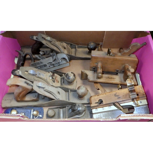 263 - A box of Stanley and other vintage planes