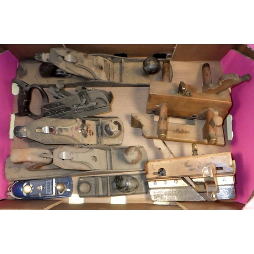 263 - A box of Stanley and other vintage planes