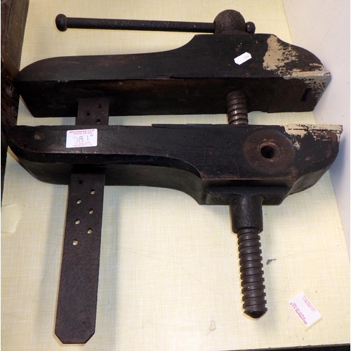 287 - A large vintage vice together with a saw etc (4)