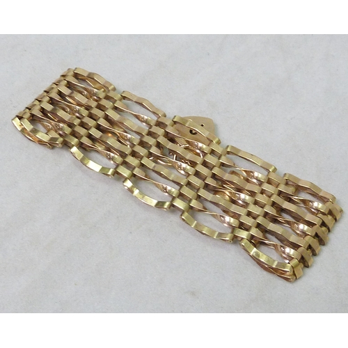 62 - A broad link gate bracelet, 9ct gold.  Approximately 175mm long / 15g