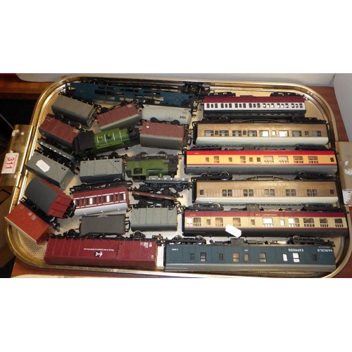 311 - A quantity of model train carriages and wagons