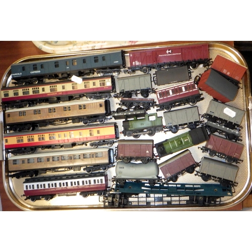 311 - A quantity of model train carriages and wagons