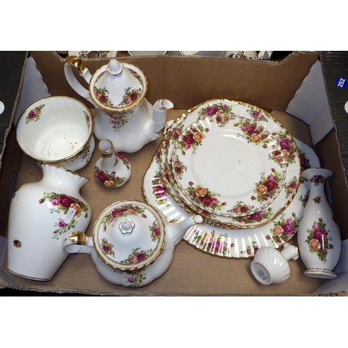 318 - A quantity of Royal Albert Country Rose together with a quantity of commemorative ware (2)