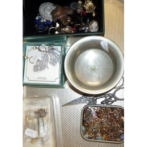 323 - A quantity of costume jewellery and other items