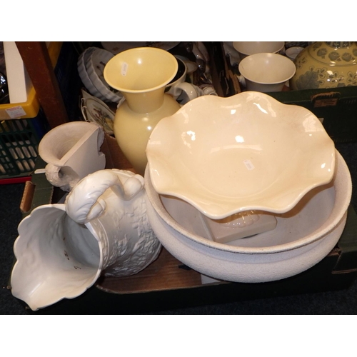 361 - A quantity of miscellaneous ceramics, lamps etc (5)