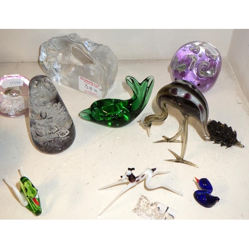 384 - A quantity of glassware including animals and paperweights (qty)