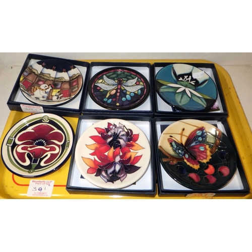 391 - Six small Moorcroft dishes, 5 with boxes (6)