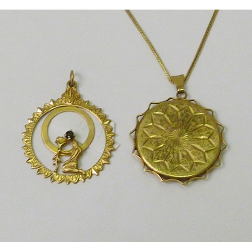 69 - A photo locket, 9ct gold, 28mm diameter, a/f, the whole suspended on a yellow metal serpentine chain... 