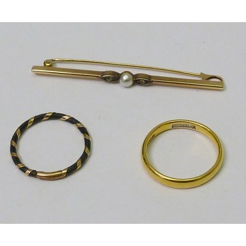 85 - An elephant hair and yellow metal ring; a 22ct gold band ring, 4.5g; a bar brooch, unmarked yellow m... 