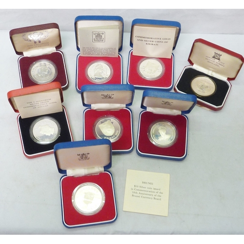 127 - An Elizabeth II 1977 Silver Jubilee commemorative silver proof crown, cased; six Royal Mint silver p... 