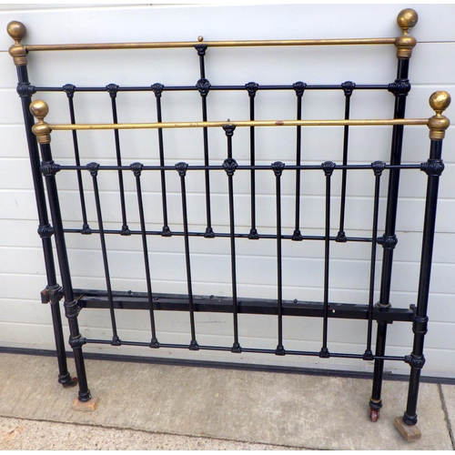 902 - A Victorian metal bed frame, missing two castors & small knob, 118cm wide