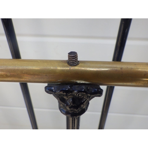 902 - A Victorian metal bed frame, missing two castors & small knob, 118cm wide