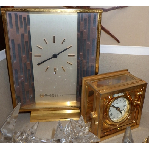 20 - A battery operated Bulova Accutron mantle clock together with further collectables, cased bird eatin... 